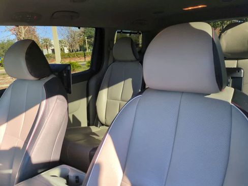 Used 2020 Kia Sedona EX image 8