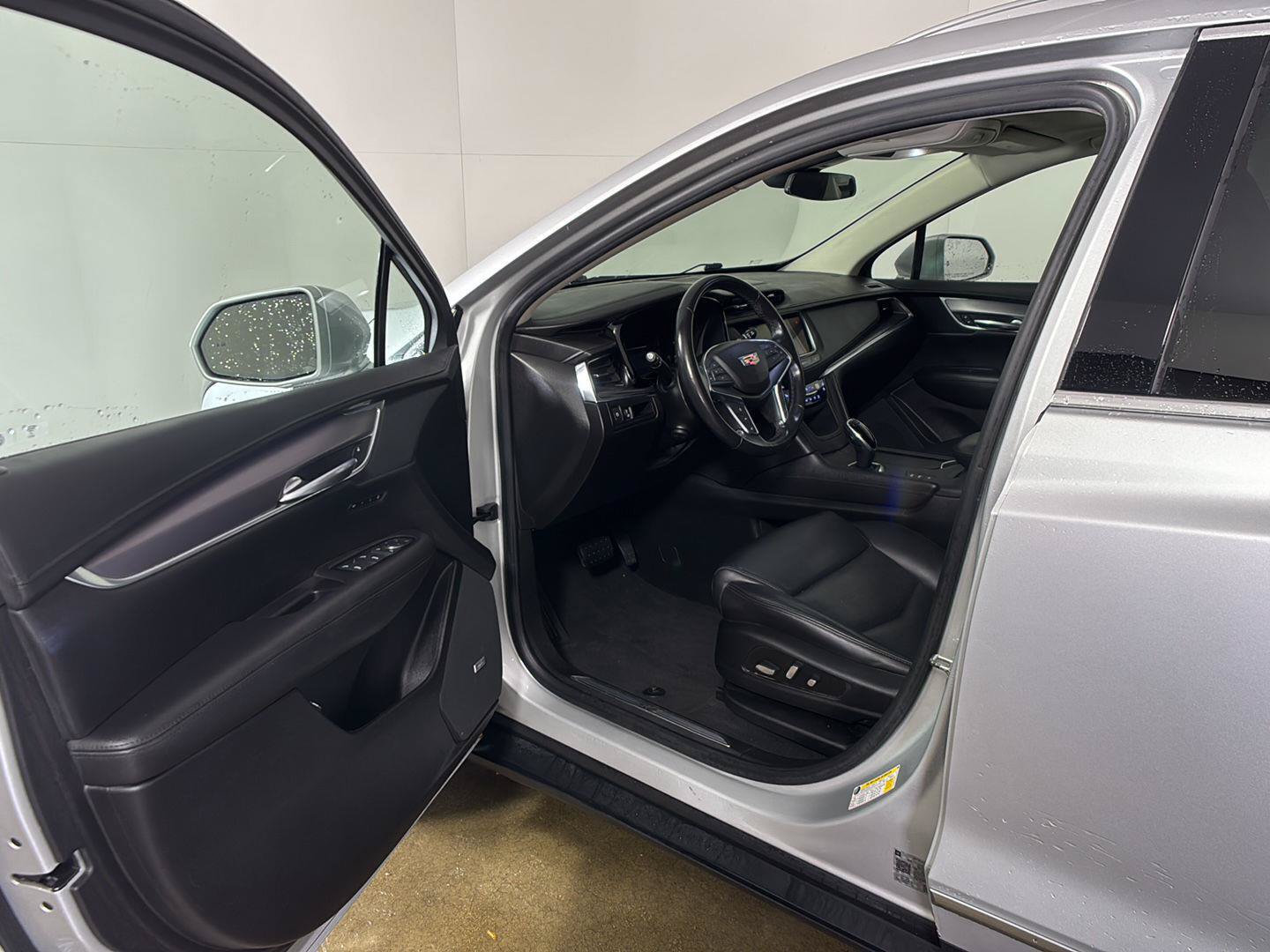 Used 2019 Cadillac XT5 Premium Luxury AWD/4WD image 2