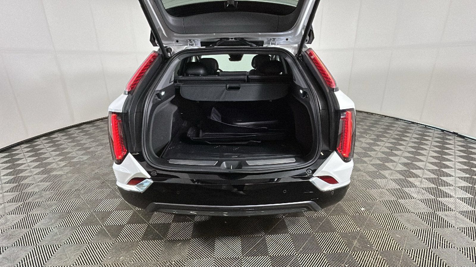 Used 2025 Cadillac Optiq Luxury 2 w/ LPO, Floor Liner Package AWD/4WD image 33