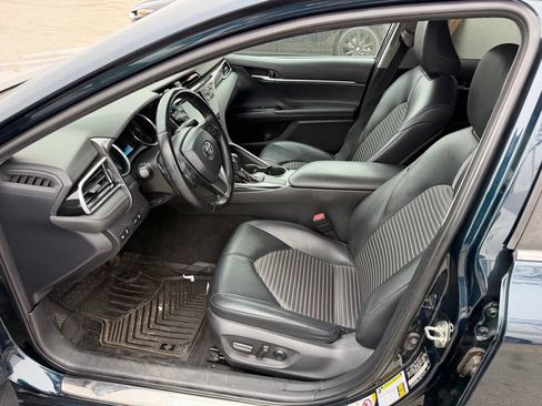 Used 2018 Toyota Camry SE w/ Accessory Appearance Package FWD image 3