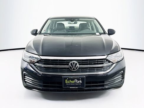 Used 2024 Volkswagen Jetta SE image 2