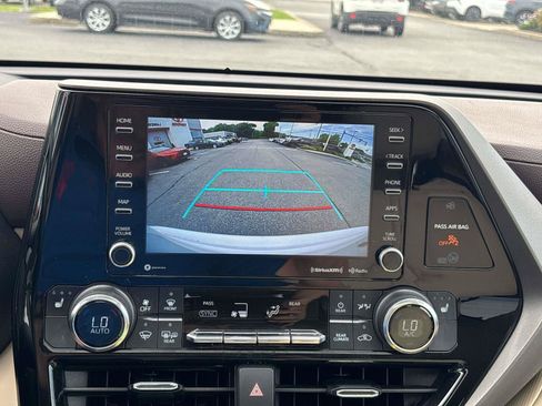 Used 2022 Toyota Highlander XLE AWD/4WD image 22