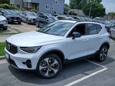 New 2026 Volvo XC40 B5 Plus w/ Protection Package Premier AWD/4WD image 3