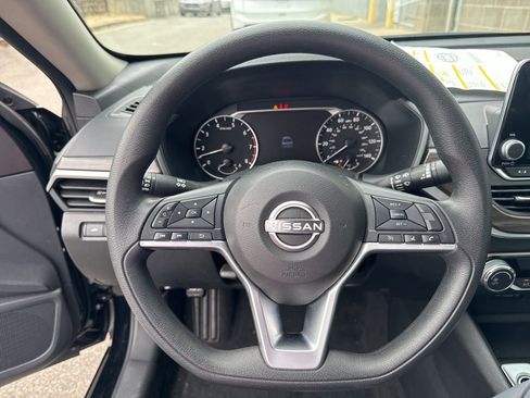 Used 2025 Nissan Altima 2.5 SV image 13