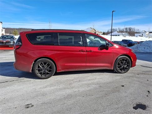 Used 2024 Chrysler Pacifica Touring-L w/ S Appearance Package image 8