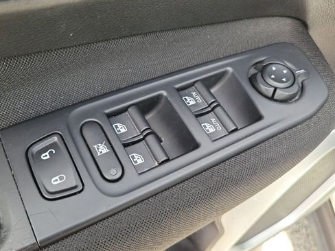 Used 2019 Jeep Renegade Latitude w/ Popular Equipment Group FWD image 17