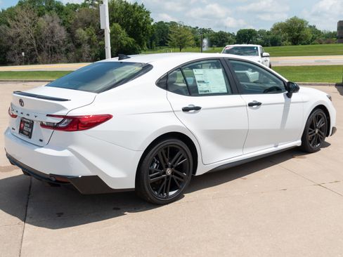 New 2026 Toyota Camry Hybrid FWD image 21