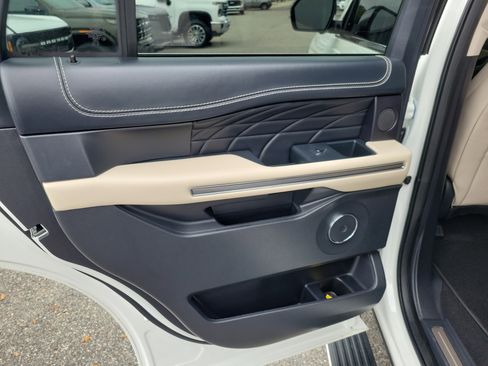 Used 2024 Ford Expedition Platinum AWD/4WD image 13