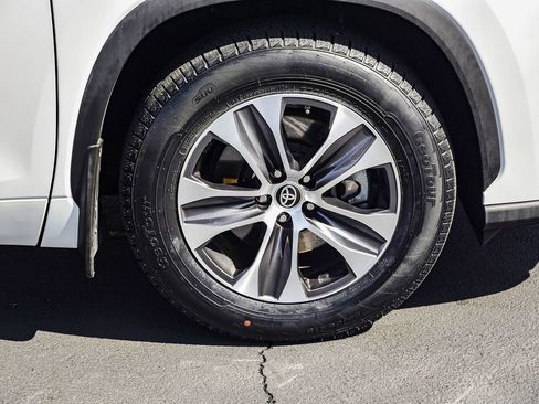 Certified 2023 Toyota Highlander XLE image 11