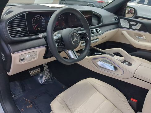 Used 2025 Mercedes-Benz GLS 580 4MATIC image 16