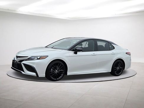 Used 2022 Toyota Camry XSE image 3