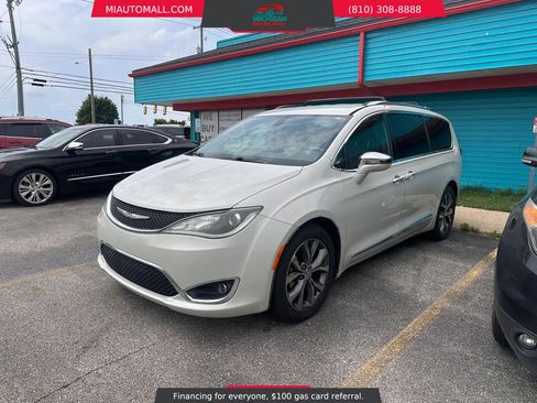 Used 2017 Chrysler Pacifica Limited FWD image 3