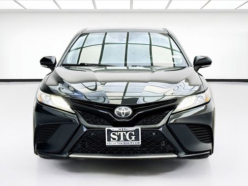 Used 2018 Toyota Camry XSE FWD image 2