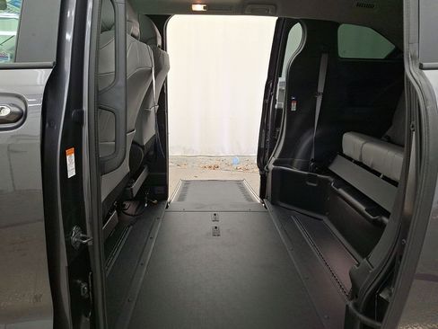 Used 2025 Toyota Sienna XLE w/ XLE Plus Package FWD image 29