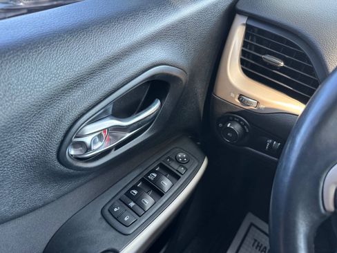 Used 2018 Jeep Cherokee Latitude w/ Altitude Package FWD image 48