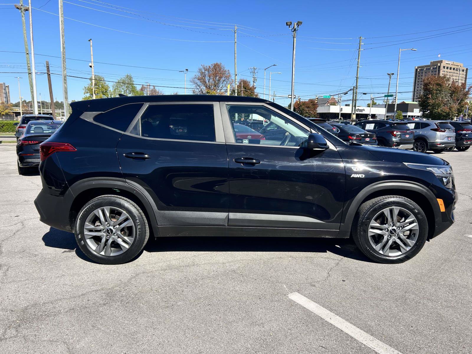 Used 2022 Kia Seltos LX AWD/4WD image 2