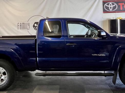 Used 2015 Toyota Tacoma PreRunner w/ SR5 Package image 2