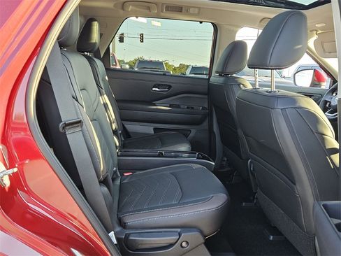 New 2025 Nissan Pathfinder Platinum image 15