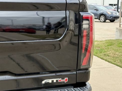 Used 2024 GMC Sierra 2500 AT4 w/ AT4 Premium Plus Package image 9