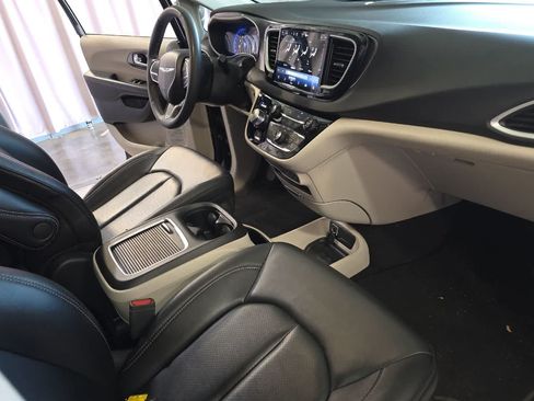 Used 2024 Chrysler Pacifica Touring-L FWD image 16