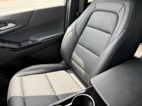 Used 2025 Chevrolet Equinox LT w/ Convenience Package II FWD image 13