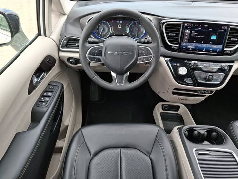 Used 2024 Chrysler Pacifica Touring-L image 14
