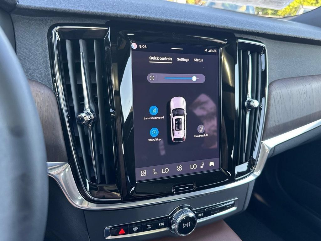 Certified 2025 Volvo V90 B6 Cross Country Plus AWD/4WD image 17
