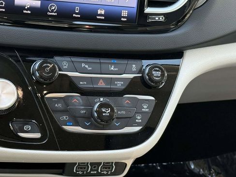 Used 2024 Chrysler Pacifica Touring-L FWD image 22