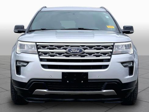 Used 2018 Ford Explorer XLT w/ Equipment Group 202A FWD image 4