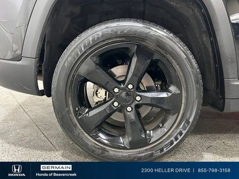 Used 2023 Jeep Grand Cherokee Altitude AWD/4WD image 10
