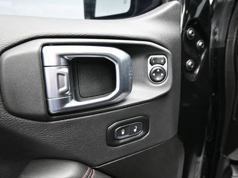 Used 2025 Jeep Wrangler Unlimited Rubicon w/ Convenience Group AWD/4WD image 12