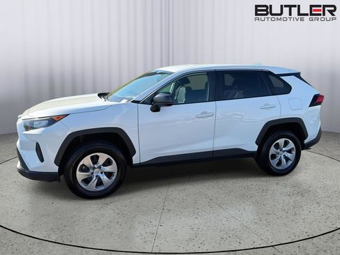 Used 2022 Toyota RAV4 LE FWD image 3