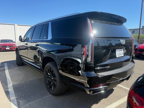 Used 2023 Cadillac Escalade ESV Luxury AWD/4WD image 2