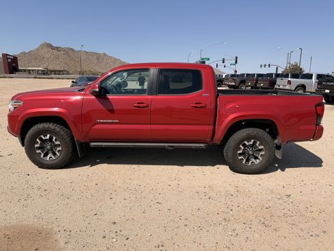 Used 2020 Toyota Tacoma SR5 w/ Technology Package AWD/4WD image 2