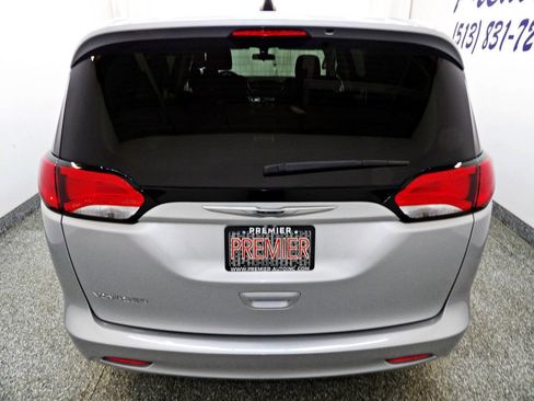 Used 2022 Chrysler Voyager LX FWD image 5