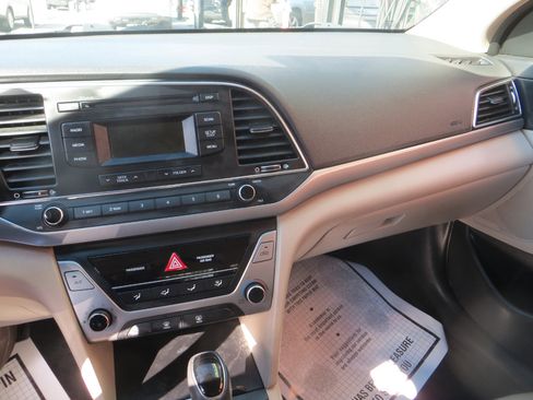 Used 2018 Hyundai Elantra SE image 12