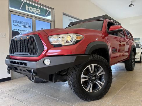 Used 2017 Toyota Tacoma TRD Sport AWD/4WD image 1