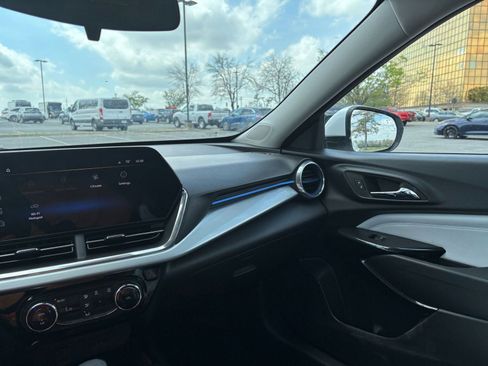 Used 2025 Chevrolet Trax LT image 34