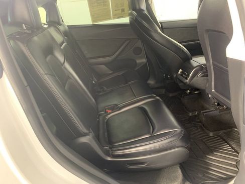 Used 2022 Tesla Model Y Long Range image 36