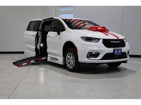 New 2024 Chrysler Pacifica Touring FWD image 2