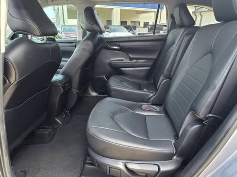 Used 2021 Toyota Highlander XLE FWD image 26