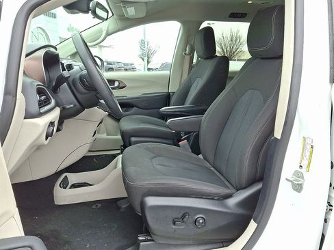 Used 2023 Chrysler Voyager LX image 14