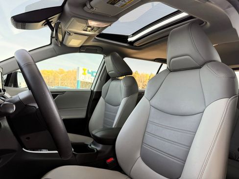 Used 2022 Toyota RAV4 XLE Premium image 18