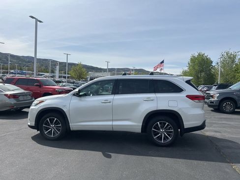 Used 2017 Toyota Highlander XLE w/ Carpet Mat Package image 8