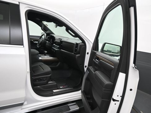 Used 2024 Chevrolet Silverado 1500 High Country w/ Z71 Off-Road Package AWD/4WD image 13