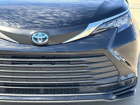 Certified 2025 Toyota Sienna LE image 8