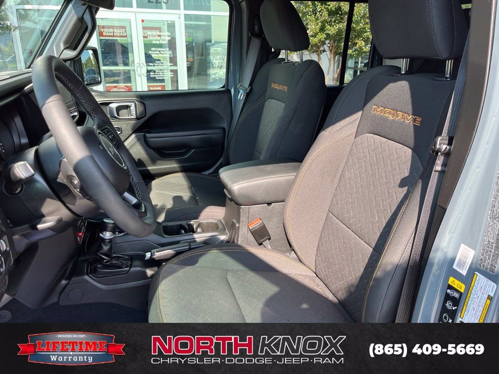 Used 2025 Jeep Gladiator Mojave w/ Convenience Group AWD/4WD image 4