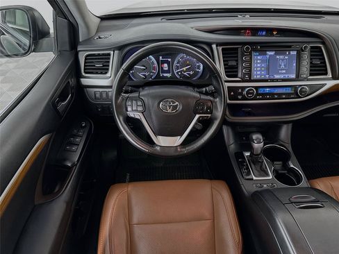 Used 2017 Toyota Highlander Limited AWD/4WD image 2