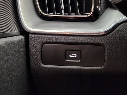 Used 2025 Volvo XC60 B5 Core image 22