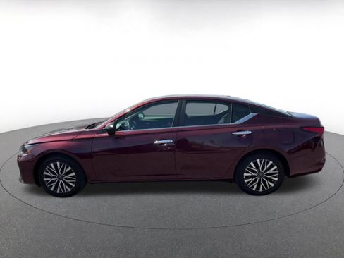 Used 2025 Nissan Altima 2.5 SV FWD image 9